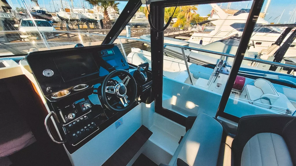 blue-sky-boat-interieur-bateau-yacht-spacieux-hyeres-port