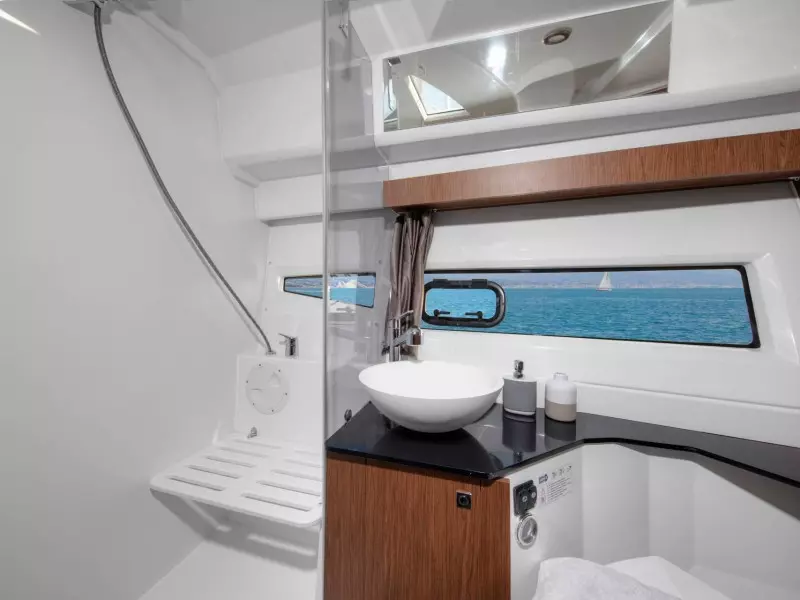blueskyboat-shower-room-giens-hyeres-boat-trip-porquerolles