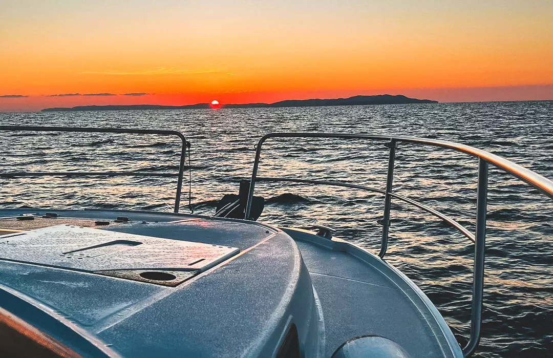 home-blueskboat-bsb-sunset-var-hyeres-porquerolles-boat-trip
