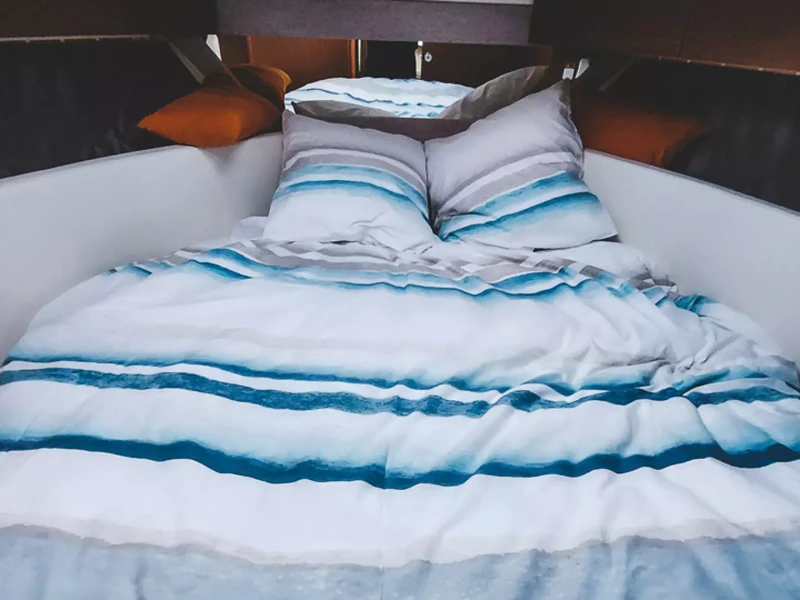 blueskyboat-interieur-bateau-yacht-location-hyeres-les-palmiers