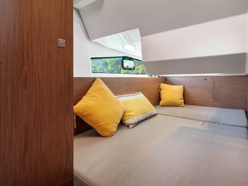 location-bateau-interieur-chambre-merry-fisher-atoll-logement-insolite-hyeres