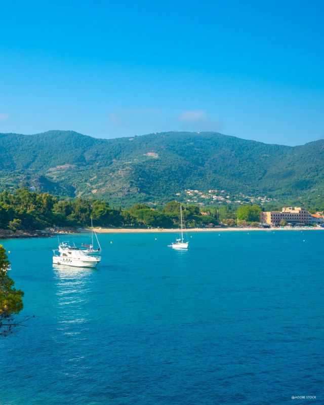 Joyau de la Côte d'Azur. Paysages imprenables. Décors de carte postale. 
La mer Méditerranée offre, chaque année, un cadre de rêve pour passer des séjours exceptionnels ! 

________________

🪢 Infos / Réservation
📞 04 94 08 65 44
📲 www.blueskyboat.com
📍 Quai de Hyères, 83400 Hyères
🕐 Ouvert de 9h à 18h
🚤 10 personnes maximum (sans capitaine)

#cotedazur #excursions #boattrip #suddelafrance #southoffrance #paca #tourisme #tourismefrance #tourismepaca #levarlunique #mermediterranee #var #blueskyboat #vacances