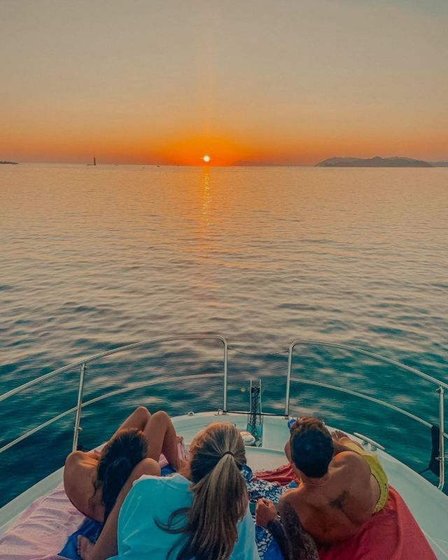 La mer Méditerranée réserve, en hiver, de très belles surprises… 🥰

Personne ne peut être indifférent face à ce somptueux dégradé de couleurs, n'est-ce pas ?

  ________________

🪢 Infos / Réservation
📞 04 94 08 65 44
📲 www.blueskyboat.com
📍 Quai de Hyères, 83400 Hyères
🕐 Ouvert de 9h à 18h
🚤 10 personnes maximum (sans capitaine)

#suddelafrance #southoffrance #boattrip #gienpeninsula #levarlunique #hyerestourisme #tourismefrance #paca #cotedazur #frenchriviera #vacances #fun #blueskyboat